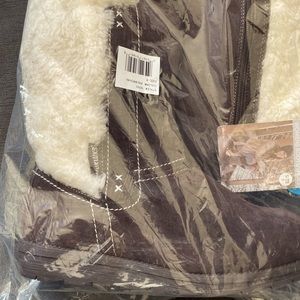 Womens Muk Luks Boots.  Brand new, still in packaging.  Size 8